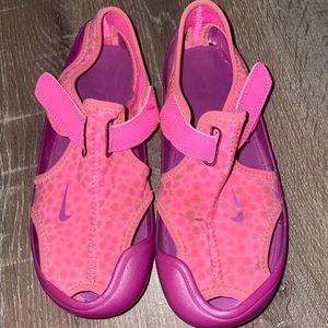 Pre Owned Pink/Purple Girls Nike Water Shoes Sandals Size 1Y